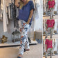 Set din două piese pentru femei - top de culoare solidă și pantaloni casual imprimați