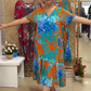 Rochie imprimată cu decolteu în V și tiv cu volane