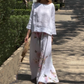 🌸top de culoare solidă + pantaloni imprimați cu picior lat.