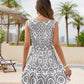 Rochie elegantă fără mâneci cu decupaj și imprimare în V